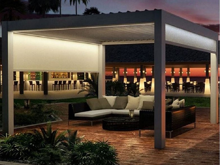 PERGOLA A LAMELLE ORIENTABILI E TENDE INTEGRATE NELLA STRUTTURA AUTOPORTANTE OPERA PRATIC